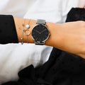 Relógio Feminino de Pulso Plural da Azen Store. O Relógio Flora é um relógio com 38mm de diâmetro com visual simples e feito para você que busca um relógio bonito e versátil. Este relógio pode ser utilizado nas mais diversas situações por conta do seu estilo minimalista que não polui ou carrega o seu visual.